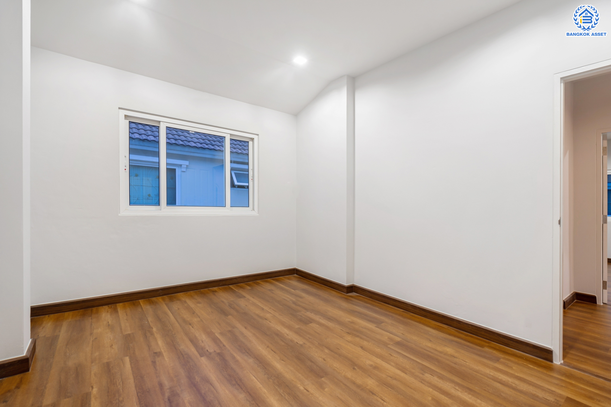 บ้านมือสองตกแต่งใหม่ ม.ธันยบดี บางใหญ่-กาญจนาฯ บ้านเดี่ยวหลังใหญ่ เนื้อที่ 56 ตร.ว. ฟังก์ชัน 4 ห้องนอน 3 ห้องน้ำ จอดรถได้ 2 คันบนทำเลคุณภาพ หน้าโครงการติดถนนกาญจนาฯ ใกล้เซ็นทรัลเวสต์เกต ทางด่วน และรถไฟฟ้าสายสีม่วง "สถานีตลาดบางใหญ่"